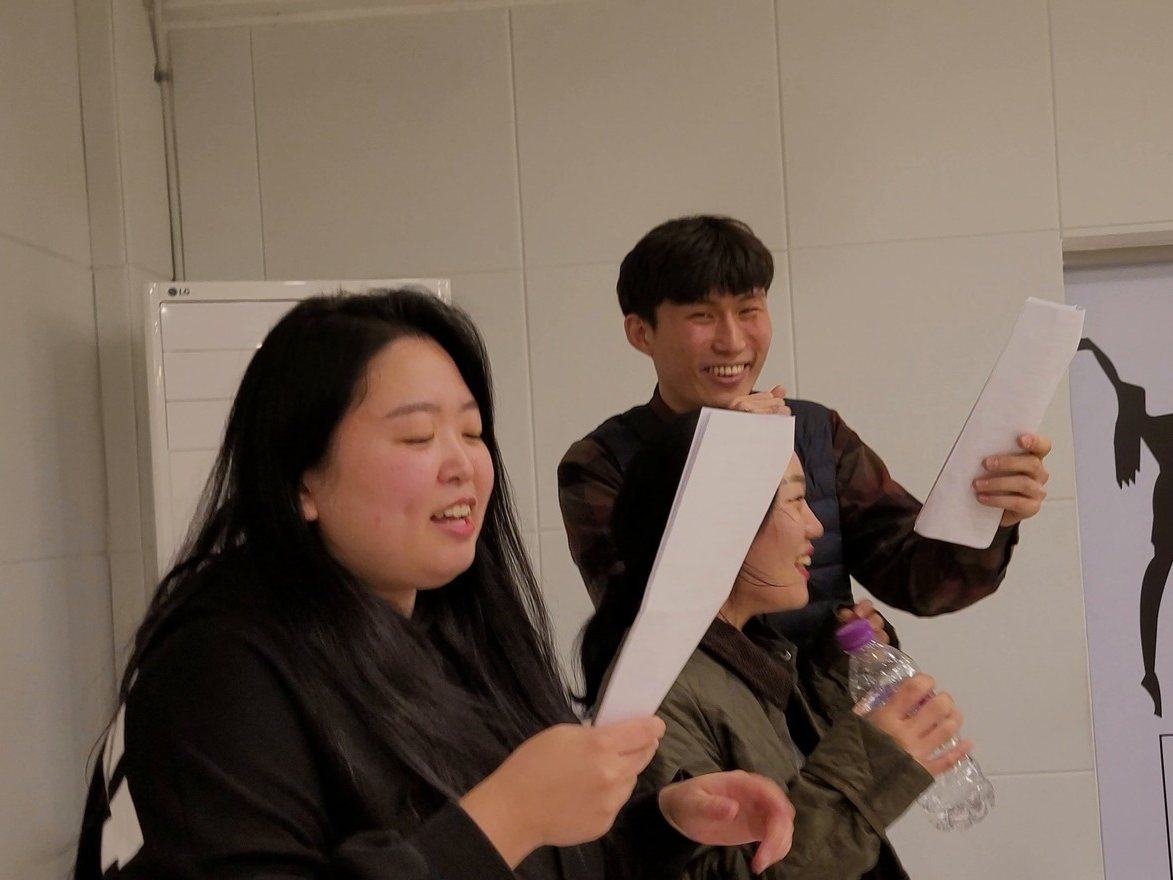 가사를 들고 함께 노래하는 크루