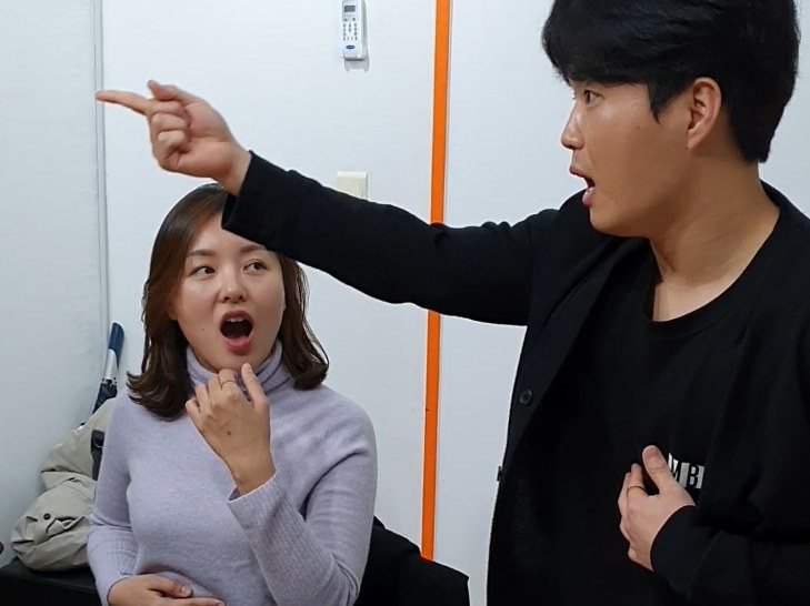 대표 김대산이 참가자와 함께 소리를 잡는 장면